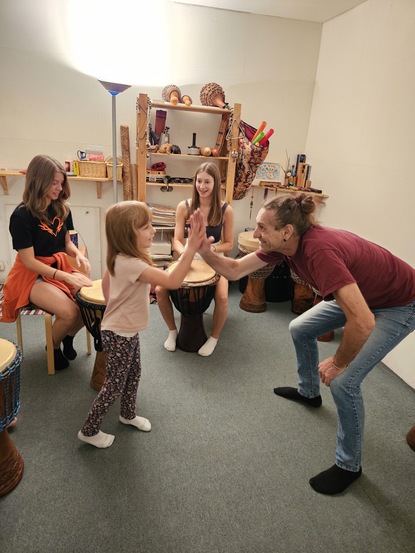 Kinder und Erwachsene bewegen sich beim Rhythm4Kids-Workshop gemeinsam zum Takt