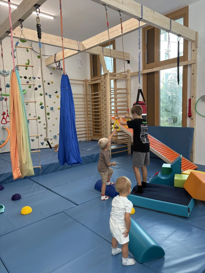 Überblick über den Freiraum mit Tüchern, Matten und Kindern im ANKERZEIT-Freiraum