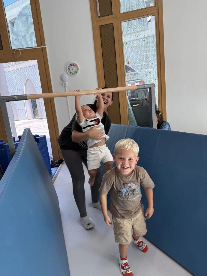 Kinder gehen über blaue Matten im ANKERZEIT-Freiraum