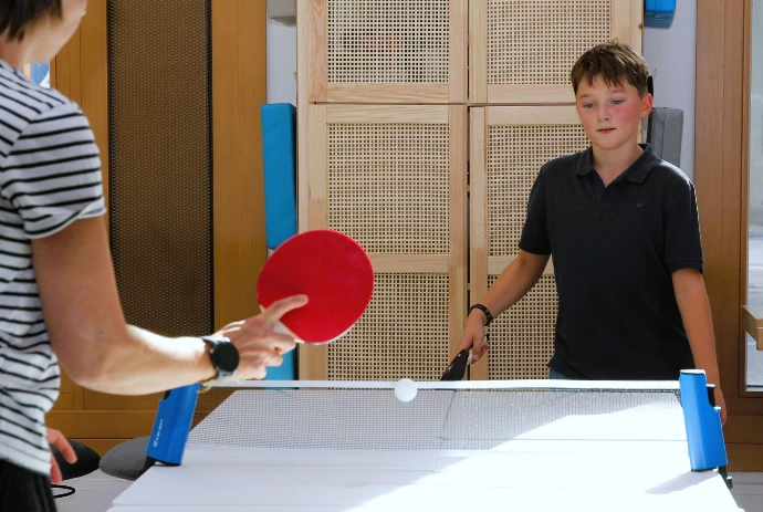 Zwei Personen spielen Tischtennis im ANKERZEIT-Freiraum