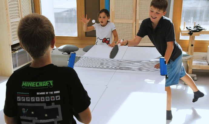 Kinder spielen am Tischtennistisch im ANKERZEIT-Freiraum