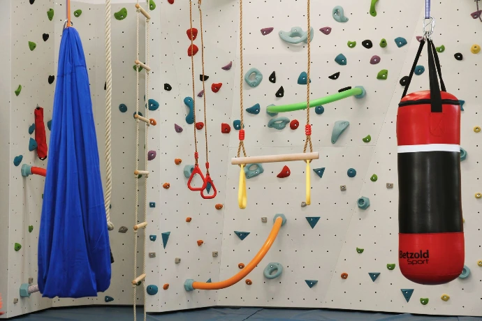 Boulderwand mit Boxsack und blauem Tuch im ANKERZEIT-Freiraum
