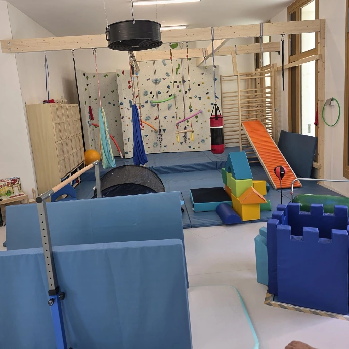 Überblick über den Freiraum mit Kletterwand, Matten und Schaumstoffelementen im ANKERZEIT-Freiraum