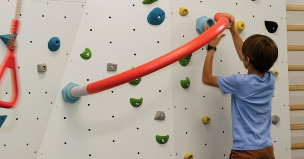 Kind klettert im Freiraum bei ANKERZEIT an der Kletterwand