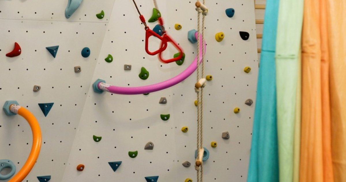 Kletterwand mit Ringen und bunten Tüchern im Freiraum bei ANKERZEIT